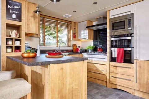 Indulgent 8 Berth Caravan with Hot Tub Pet Free | Private kitchen