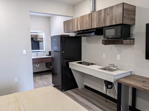 Full-size fridge, microwave, stovetop, coffee/tea maker