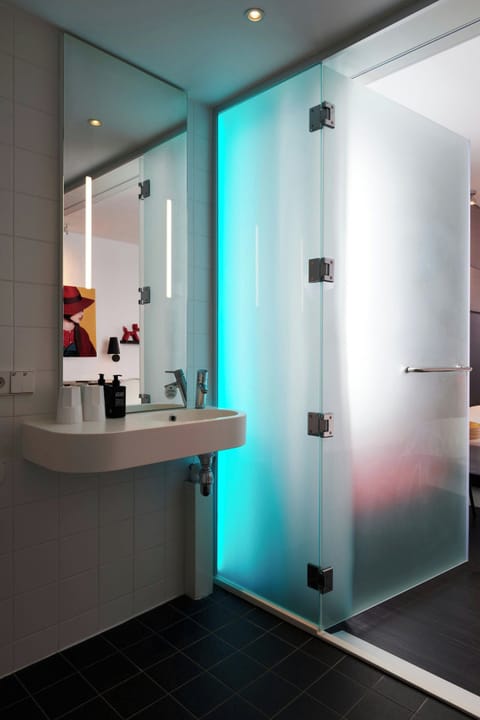 Room, 1 King Bed, Non Smoking | Premium bedding, pillowtop beds, in-room safe, desk