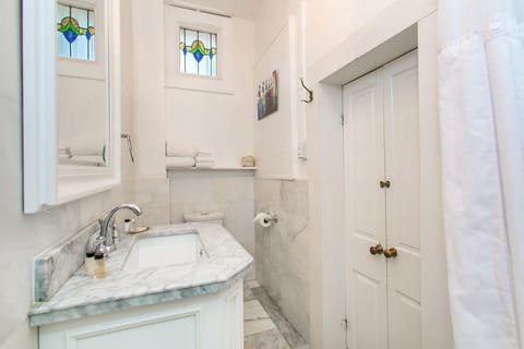 Romantic Single Room, 1 Queen Bed, Courtyard View | Bathroom | Free toiletries, hair dryer, towels, soap