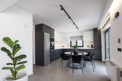 The fully equipped kitchen right next to it is equipped with built-in branded appliances.