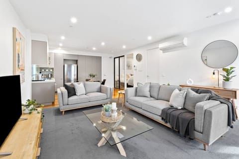 📺 Spacious lounge with smart TV and comfortable seating