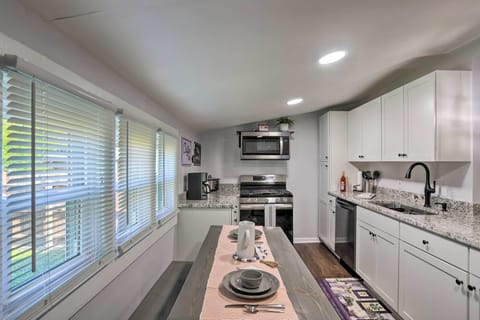 Full Kitchen | Gas Range | Dishwasher | Fridge | Microwave