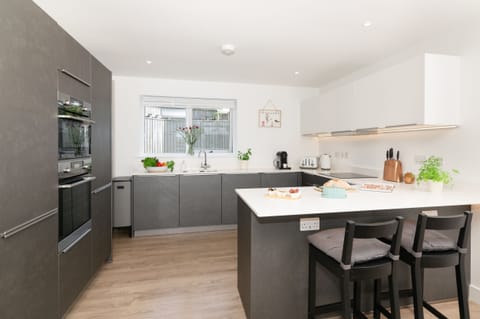 Cottage | Private kitchen | Fridge, dishwasher, electric kettle, toaster