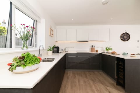 Cottage | Private kitchen | Fridge, dishwasher, electric kettle, toaster