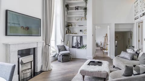 Apartment | Living area | Fireplace