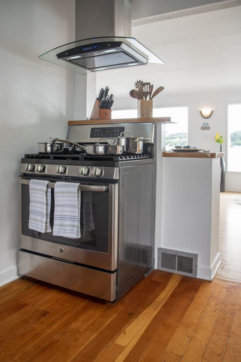 Full kitchen with appliances & dishes