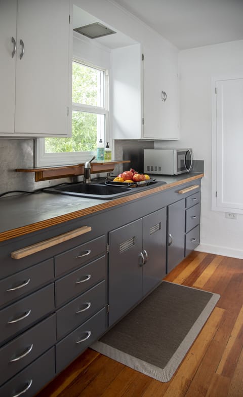 Full Kitchen!
Stove/Oven
Microwave
Krups Coffee machine & pods
Fridge w/Freezer