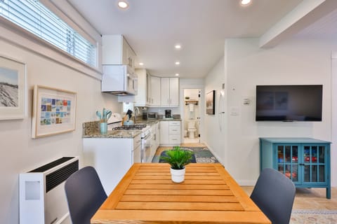 Dining table & kitchen