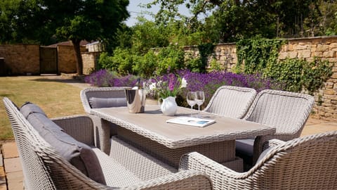 Outside Dining, Kimkeri, Bolthole Retreats