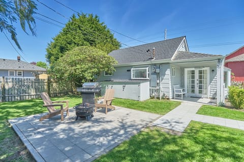 The Krakens Retreat - Large patio with fire pit and BBQ