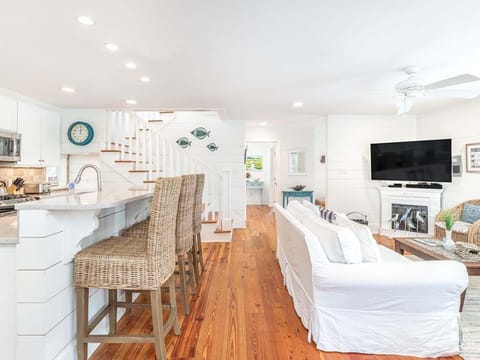 House, Multiple Beds, Pool Access, Pool View | Private kitchen | Fridge, microwave, oven, stovetop