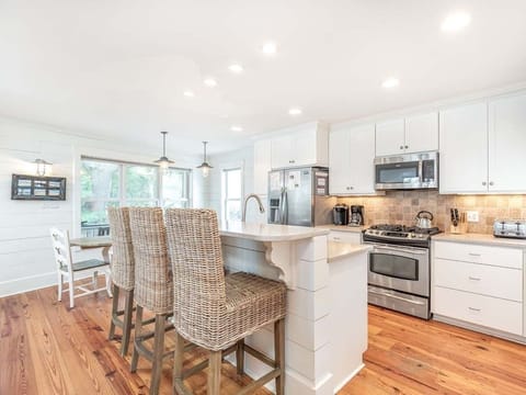 House, Multiple Beds, Pool Access, Pool View | Private kitchen | Fridge, microwave, oven, stovetop