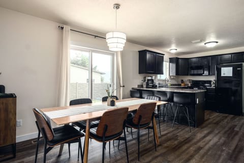 Dining Table // Additional bar-stool seating on the counter