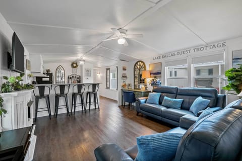 Lake Dallas Vacation Rental | 2BR | 2BA | 4 Entry Steps | 850 Sq Ft