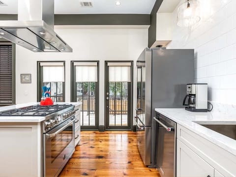 House, Multiple Beds, Fireplace, Garden View | Private kitchen | Fridge, microwave, oven, stovetop