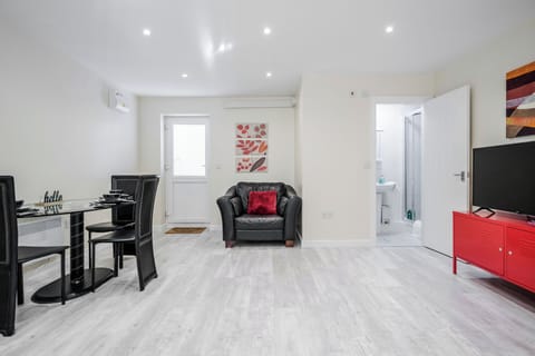 House, 2 Bedrooms, Smoking, Garden View | Living area