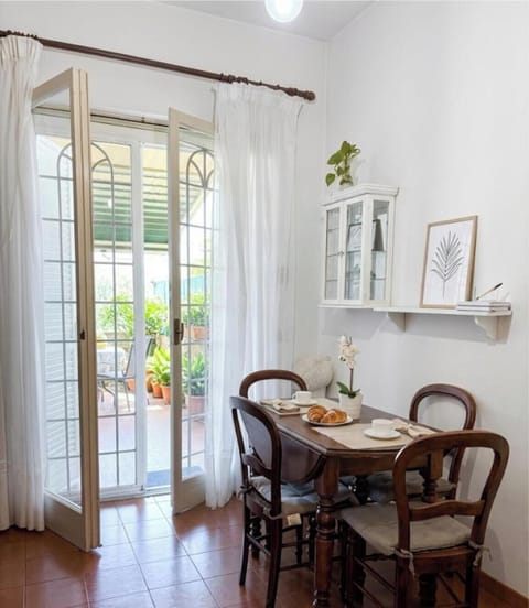 Apartment, 1 Bedroom, Smoking, Garden View | Dining