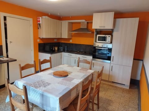 House, 3 Bedrooms, Smoking, Fireplace | Interior