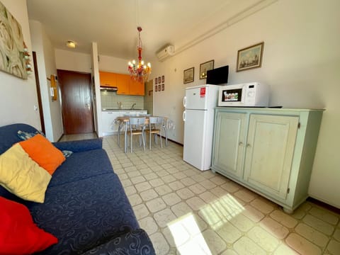 Apartment, 1 Bedroom, Balcony, City View | Living room