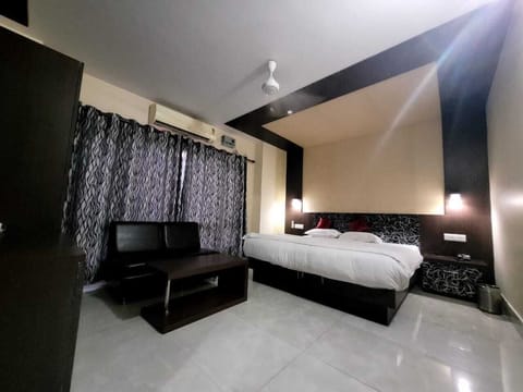 Executive Room | Premium bedding, iron/ironing board, WiFi (free), bed sheets