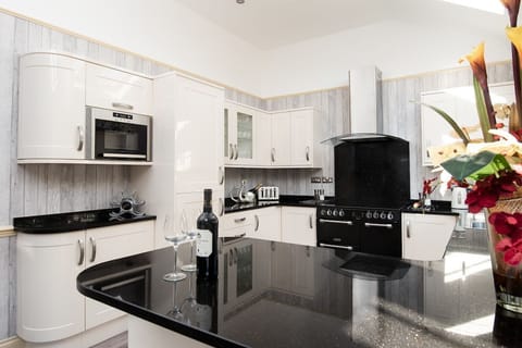 Dryburgh Farmhouse - modern open plan kitchen with range cooker and wine fridge