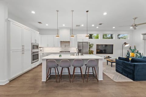 [Kitchen] Fully equipped & stocked