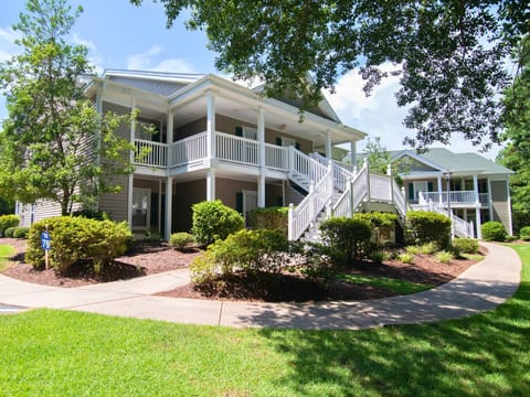 1st floor, 3 BR/2BA unit, steps away from the parking lot, super convenient!