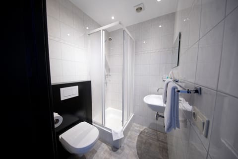 Single Room, 1 Twin Bed | Bathroom | Towels