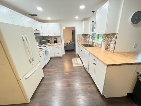 Full kitchen with complementary coffee/tea 