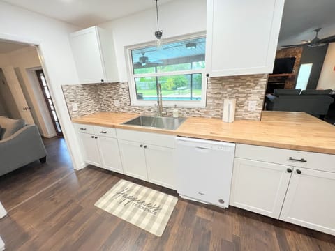 Full kitchen with complementary coffee/tea 