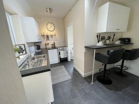 Delightful 2 bed detached home with secure parking House in England