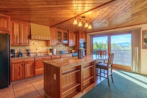 Premium Mountain View King Suite | Private kitchen | Microwave