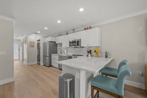 Sit down at the breakfast bar for a quick bite to eay