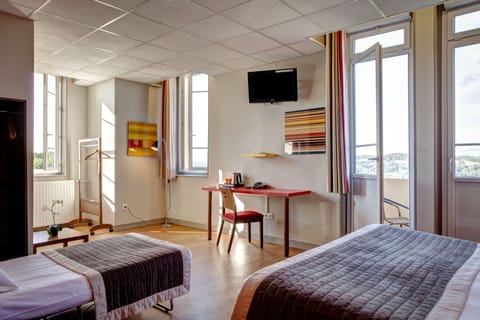 Triple Room | Premium bedding, desk, laptop workspace, soundproofing