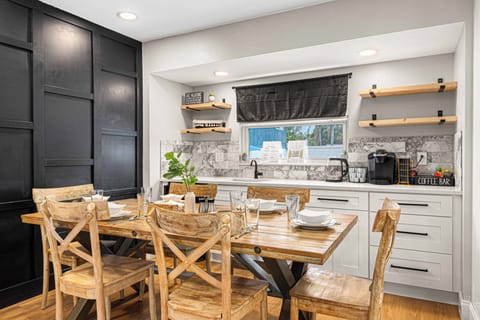 🍴 Dining for 6 plus 3 at the island—perfect for meals & conversation.