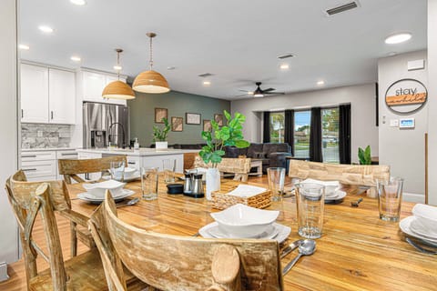 ✨ Meals, laughs & chats flow easily with dining for 6 + island seats!