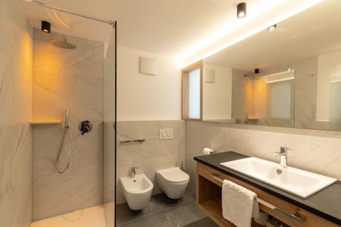 Suite | Bathroom | Hair dryer, bidet, towels
