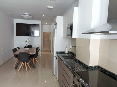 Cocina abierta al comedor.