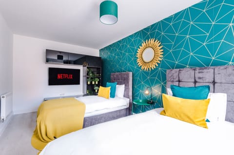 Family House | 5 bedrooms, blackout drapes, iron/ironing board, free WiFi