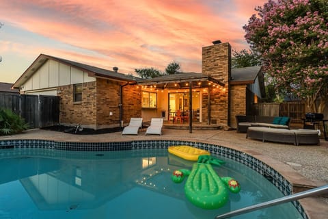 Relax in style under the sun! ☀️ Enjoying the perfect day by the pool.