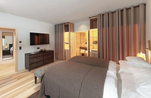 Deluxe Chalet | Hypo-allergenic bedding, in-room safe, free WiFi, bed sheets