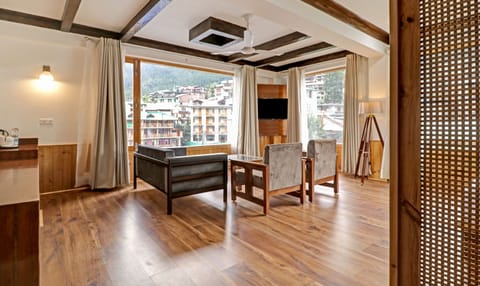 Premium Room | Desk, iron/ironing board, bed sheets