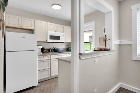 Cute kitchen, fully stocked for all of your needs