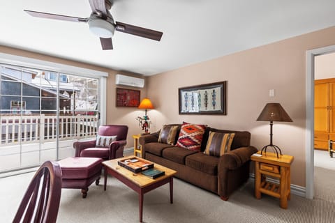 Resort Plaza 5051 offers a living room with comfortable furnishings.