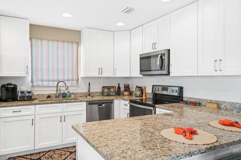 Standard House | Private kitchen | Full-size fridge, microwave, oven, stovetop