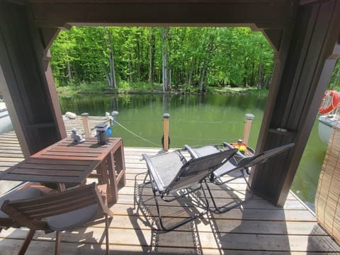 Large floating terrace with table, 2 chairs and 2 sun loungers