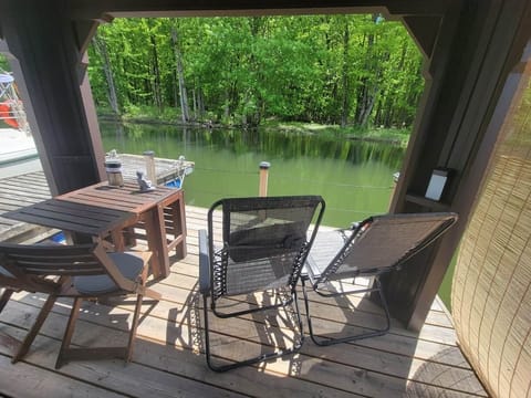 Large floating terrace with table, 2 chairs and 2 sun loungers 