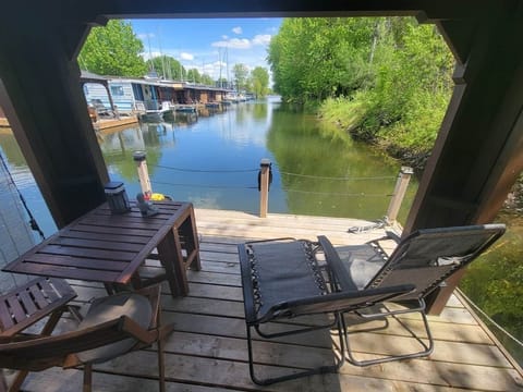 Large floating terrace with views of the canal and the Richelieu  