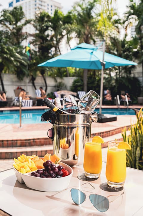 4 outdoor pools, pool umbrellas, sun loungers